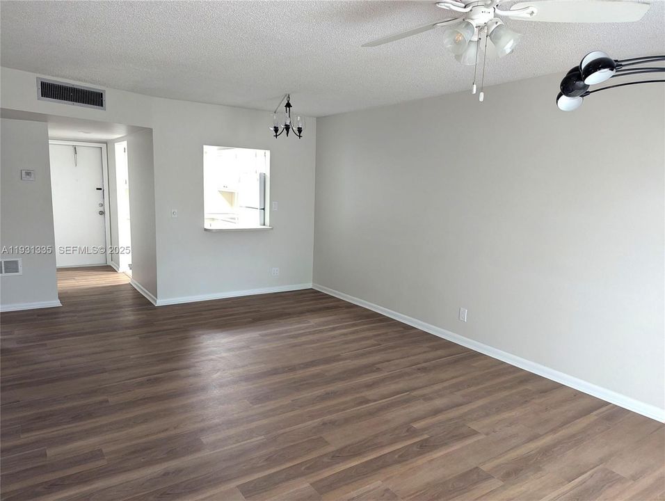 For Rent: $1,750 (2 beds, 2 baths, 890 Square Feet)