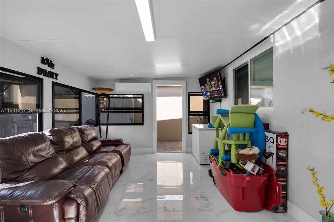 For Rent: $3,200 (3 beds, 2 baths, 1265 Square Feet)