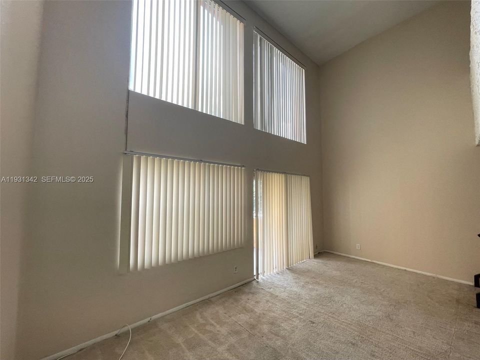 For Rent: $1,575 (1 beds, 1 baths, 943 Square Feet)