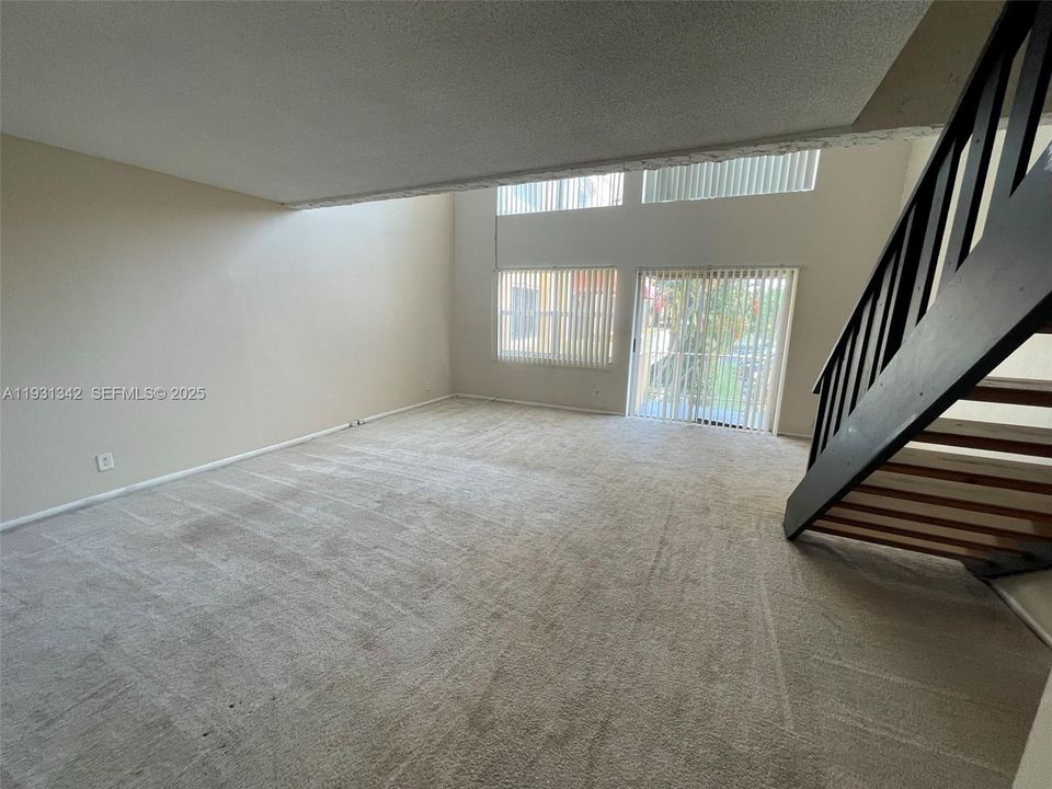 For Rent: $1,575 (1 beds, 1 baths, 943 Square Feet)