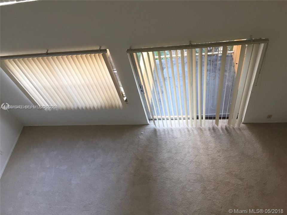 For Rent: $1,575 (1 beds, 1 baths, 943 Square Feet)