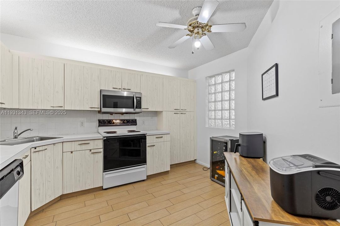 For Sale: $276,450 (3 beds, 2 baths, 1392 Square Feet)