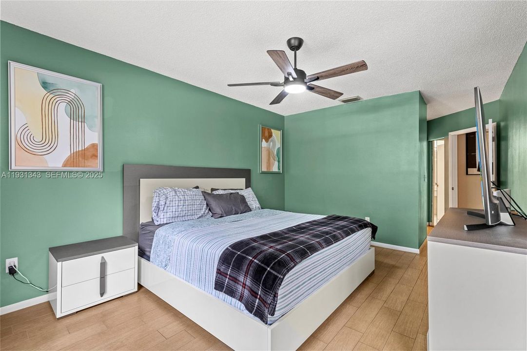 For Sale: $276,450 (3 beds, 2 baths, 1392 Square Feet)