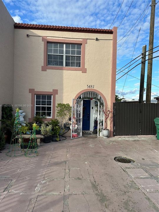 На продажу: $359,900 (2 спален, 1 ванн, 1152 Квадратных фут)