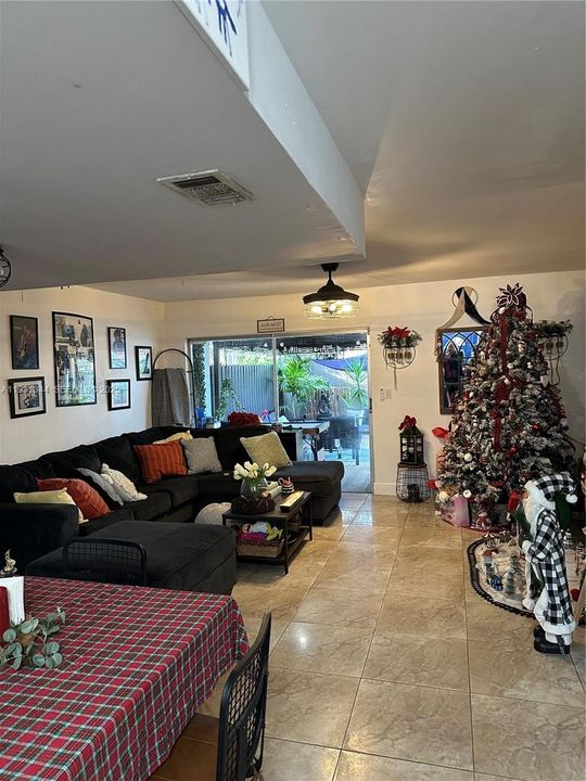 На продажу: $359,900 (2 спален, 1 ванн, 1152 Квадратных фут)