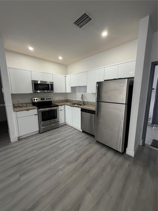 For Rent: $2,500 (2 beds, 2 baths, 865 Square Feet)