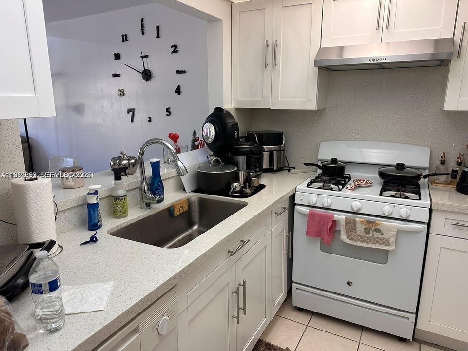 For Sale: $170,000 (1 beds, 1 baths, 982 Square Feet)