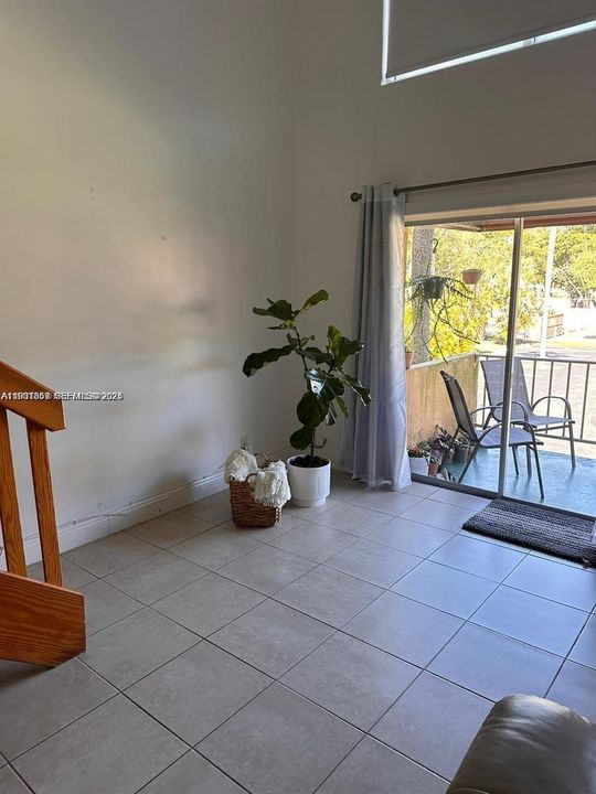 For Sale: $170,000 (1 beds, 1 baths, 982 Square Feet)