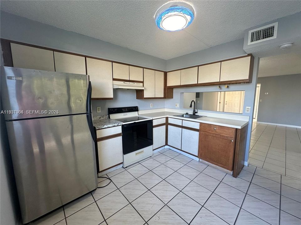 For Rent: $2,700 (3 beds, 2 baths, 1195 Square Feet)
