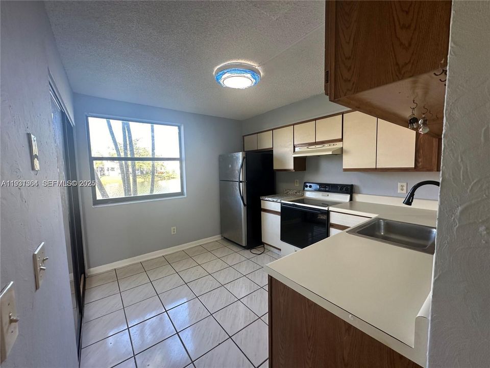 For Rent: $2,700 (3 beds, 2 baths, 1195 Square Feet)