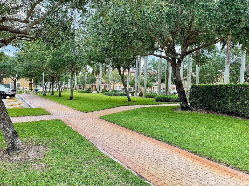 出租: $3,400 (3 贝兹, 3 浴室, 1924 平方英尺)