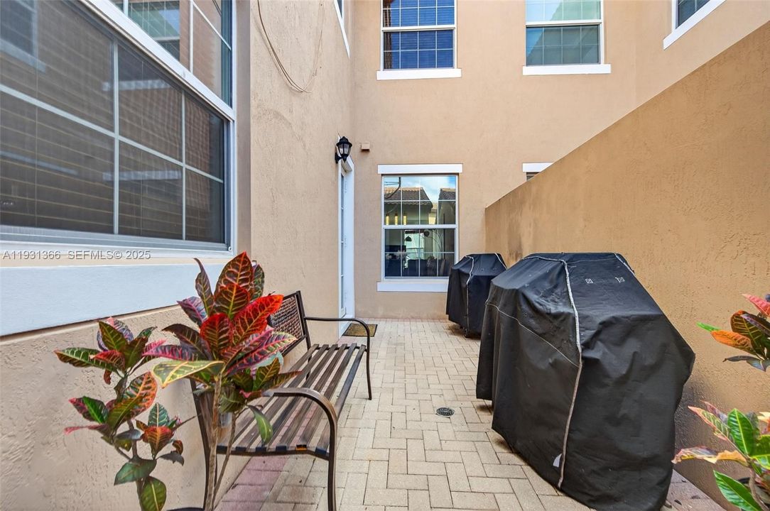 出租: $3,400 (3 贝兹, 3 浴室, 1924 平方英尺)