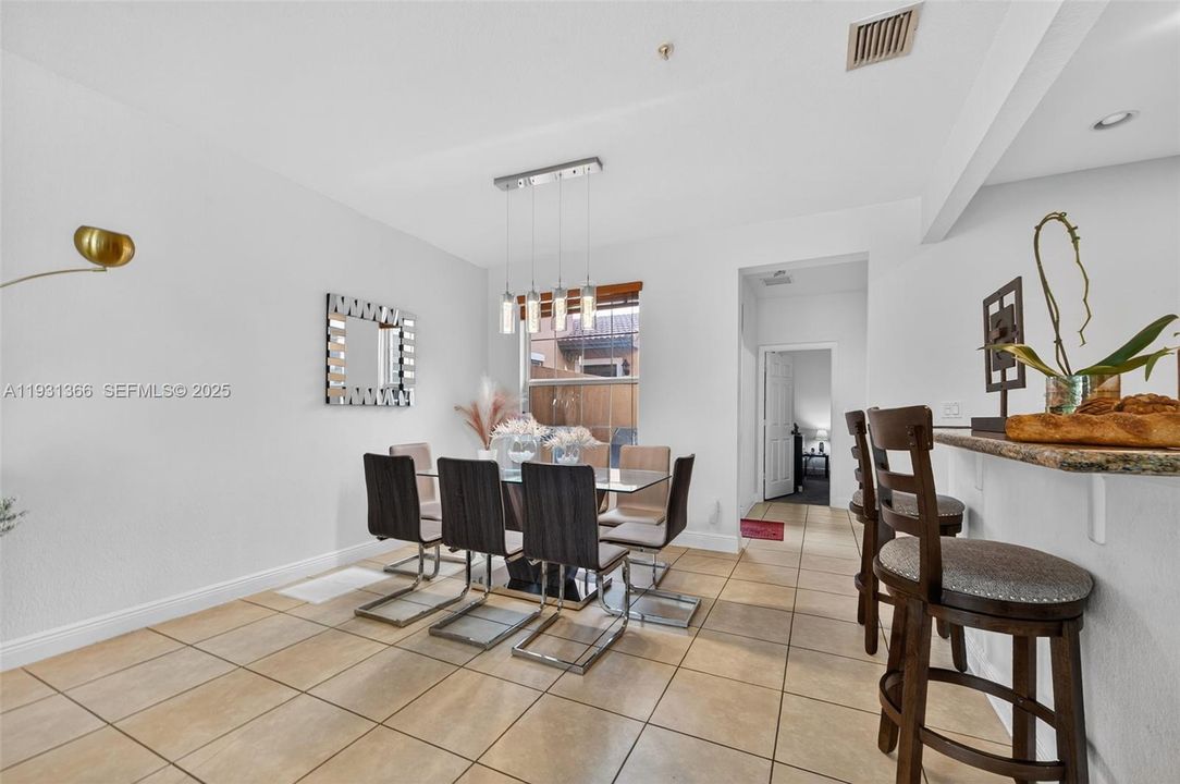 出租: $3,400 (3 贝兹, 3 浴室, 1924 平方英尺)