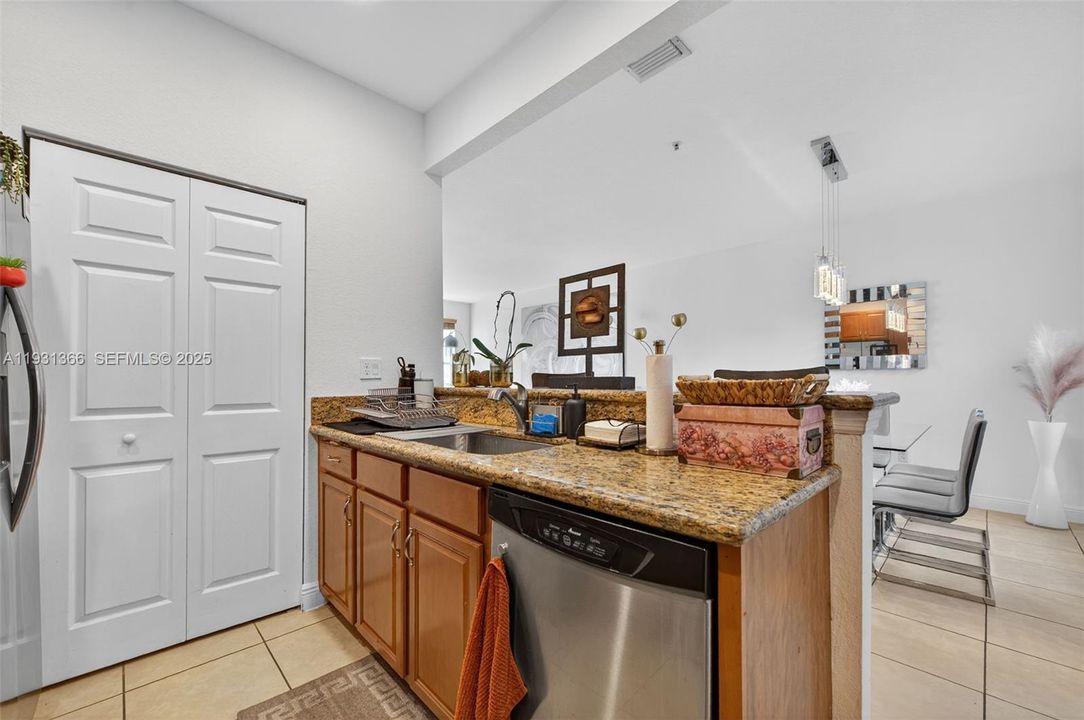 出租: $3,400 (3 贝兹, 3 浴室, 1924 平方英尺)