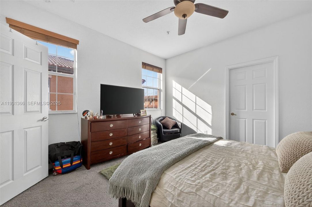 出租: $3,400 (3 贝兹, 3 浴室, 1924 平方英尺)