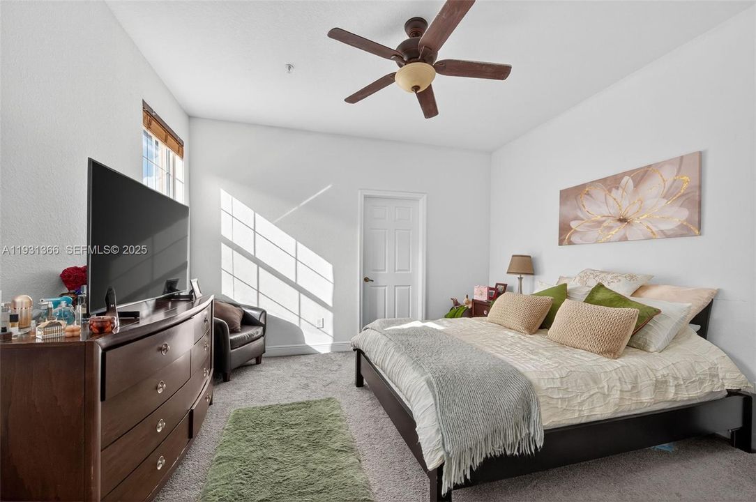 出租: $3,400 (3 贝兹, 3 浴室, 1924 平方英尺)