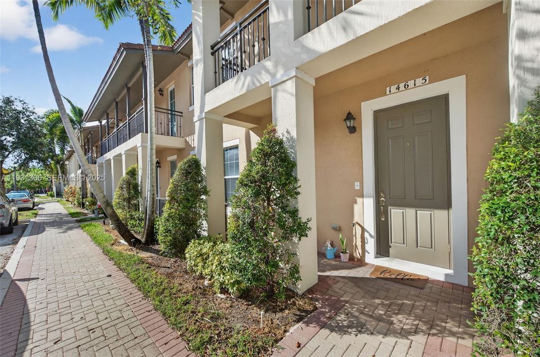 出租: $3,400 (3 贝兹, 3 浴室, 1924 平方英尺)