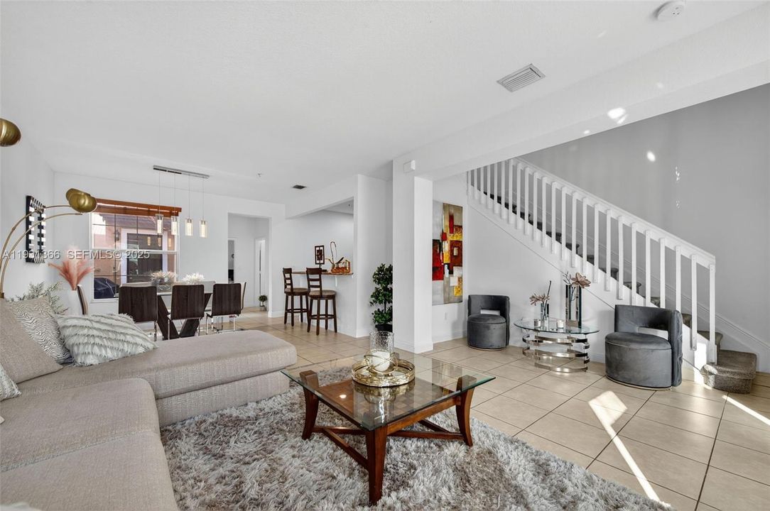 出租: $3,400 (3 贝兹, 3 浴室, 1924 平方英尺)