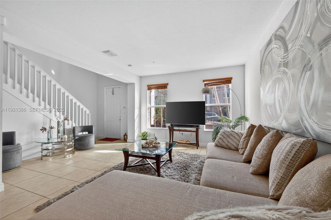 出租: $3,400 (3 贝兹, 3 浴室, 1924 平方英尺)