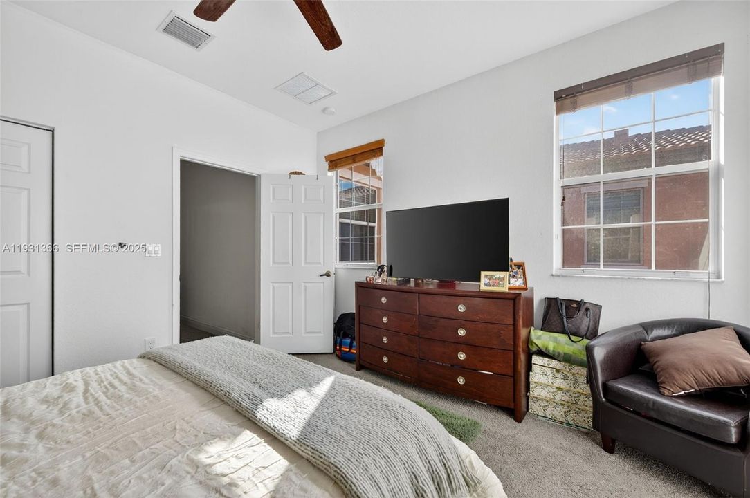 出租: $3,400 (3 贝兹, 3 浴室, 1924 平方英尺)