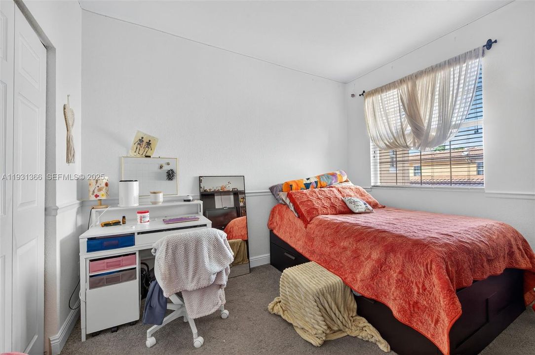 出租: $3,400 (3 贝兹, 3 浴室, 1924 平方英尺)