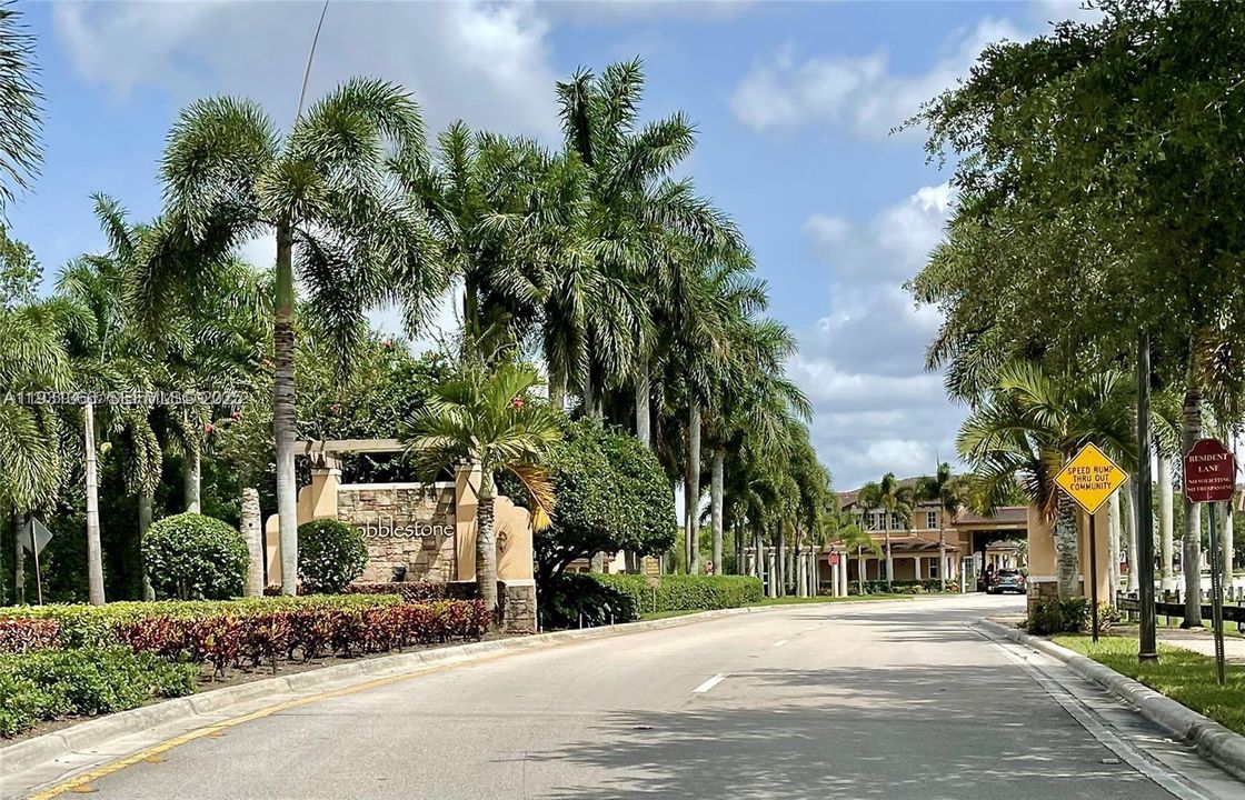 出租: $3,400 (3 贝兹, 3 浴室, 1924 平方英尺)