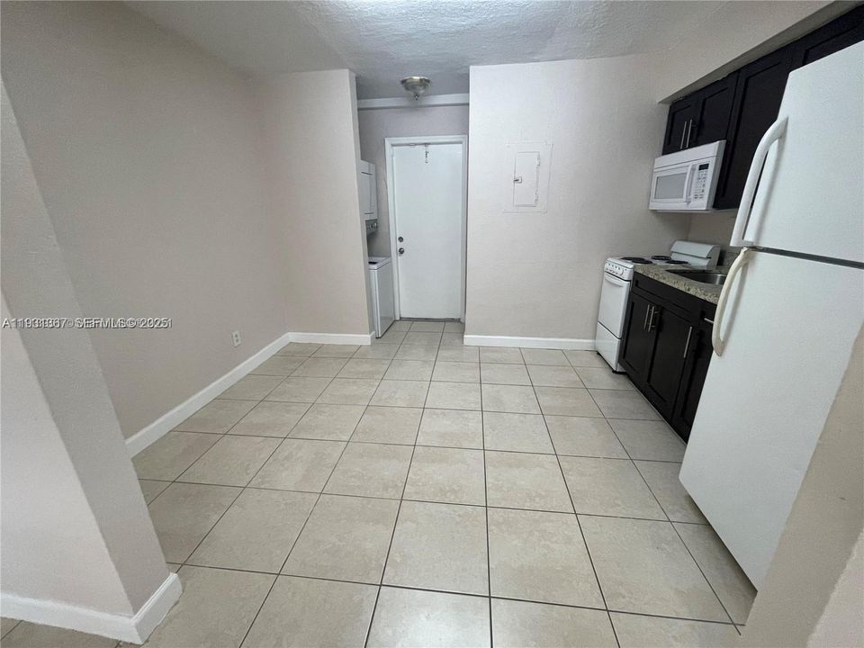 For Rent: $1,825 (2 beds, 1 baths, 1493 Square Feet)