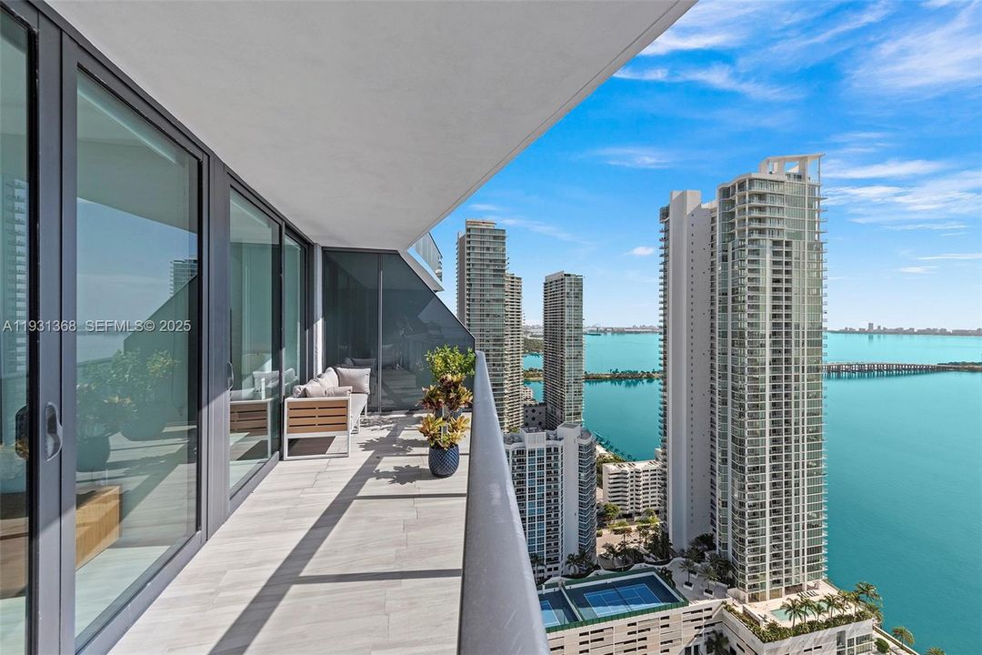 出租: $5,500 (2 贝兹, 2 浴室, 1107 平方英尺)