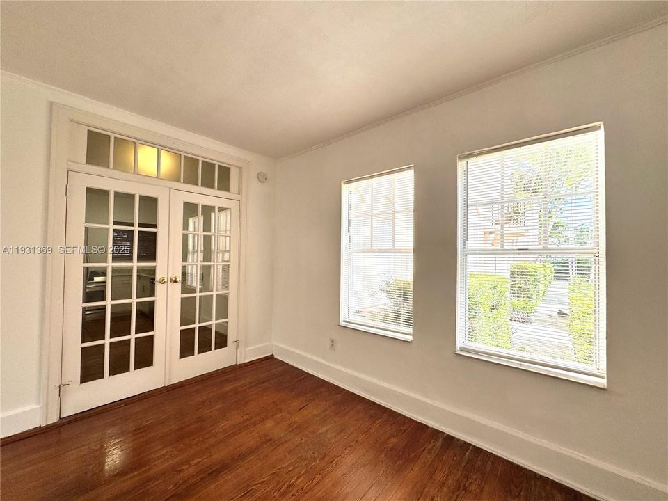 For Rent: $2,300 (1 beds, 1 baths, 700 Square Feet)