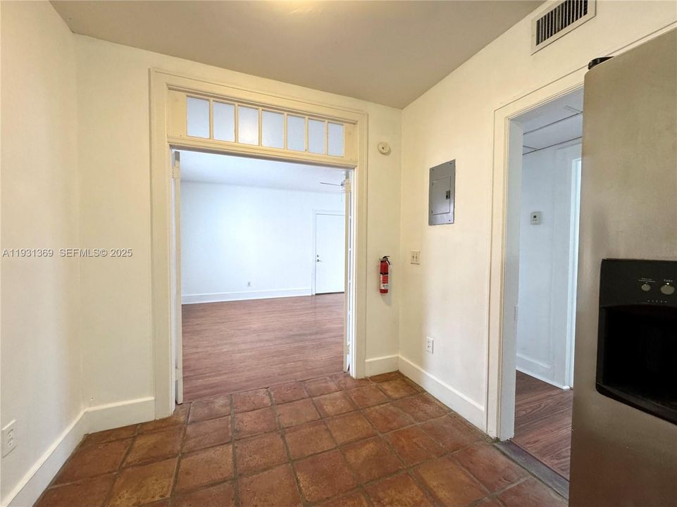 For Rent: $2,300 (1 beds, 1 baths, 700 Square Feet)
