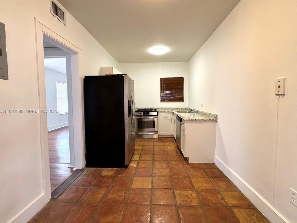 For Rent: $2,300 (1 beds, 1 baths, 700 Square Feet)