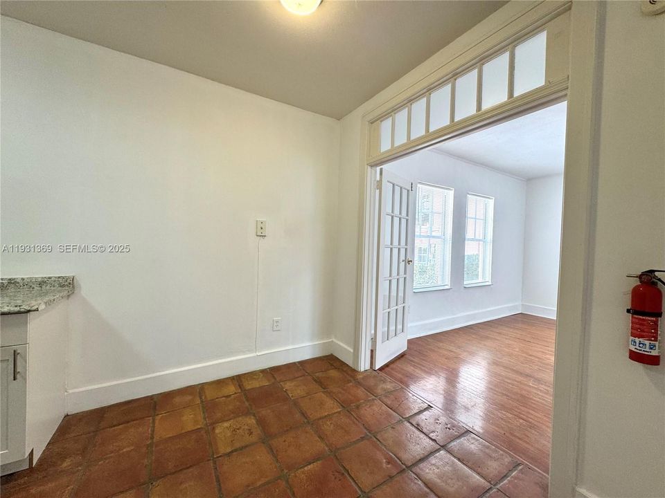 For Rent: $2,300 (1 beds, 1 baths, 700 Square Feet)