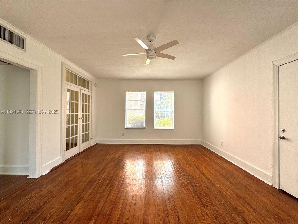 For Rent: $2,300 (1 beds, 1 baths, 700 Square Feet)