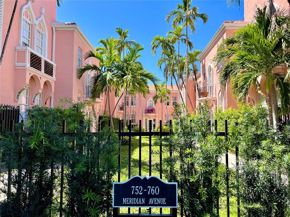 For Rent: $2,300 (1 beds, 1 baths, 700 Square Feet)