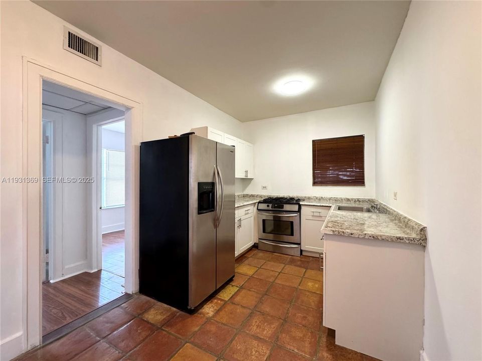 For Rent: $2,300 (1 beds, 1 baths, 700 Square Feet)