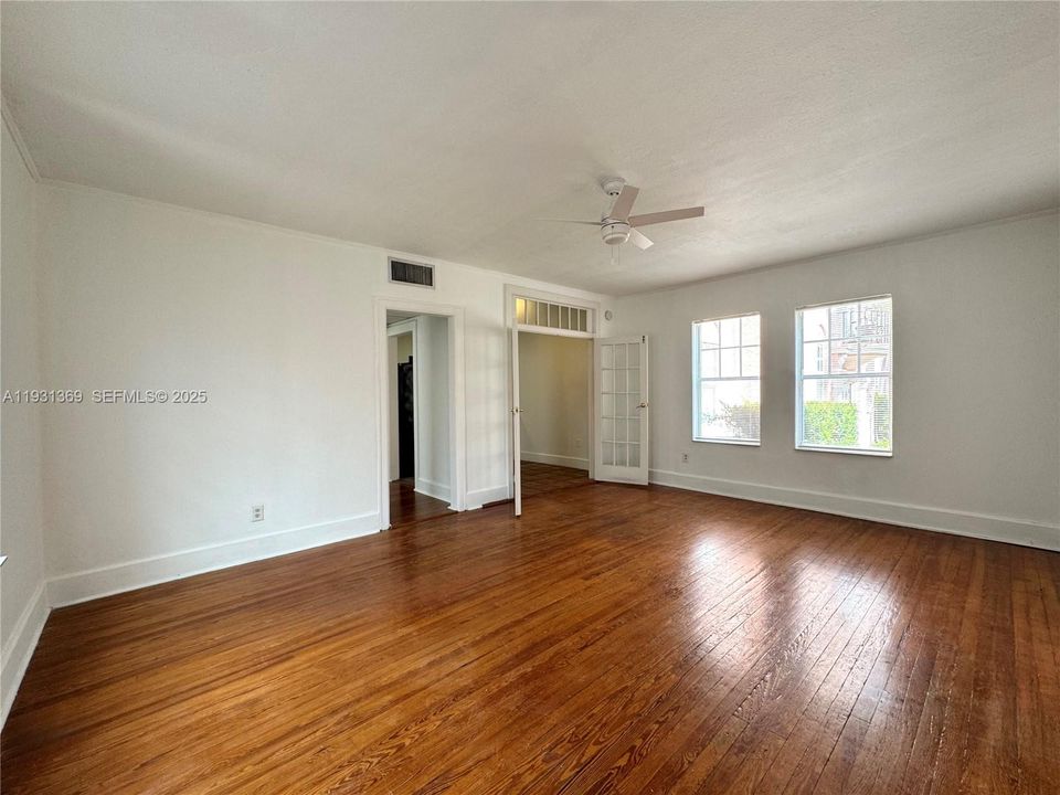 For Rent: $2,300 (1 beds, 1 baths, 700 Square Feet)