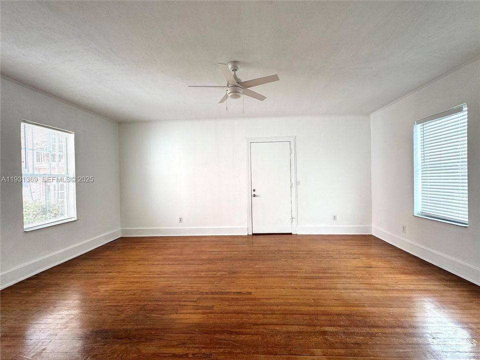 For Rent: $2,300 (1 beds, 1 baths, 700 Square Feet)