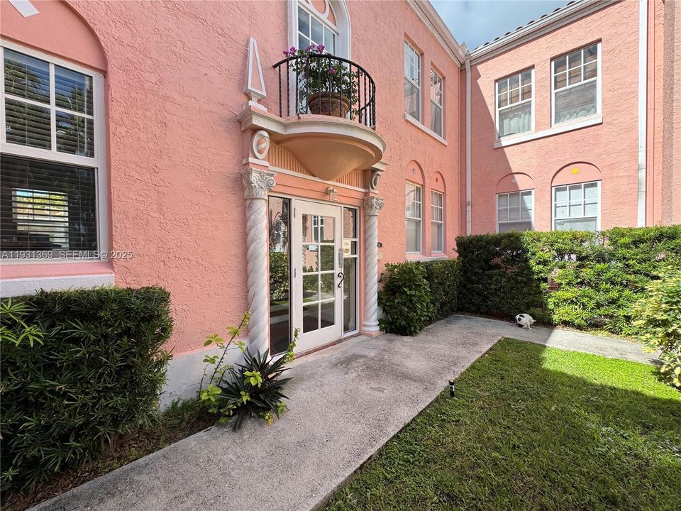 For Rent: $2,300 (1 beds, 1 baths, 700 Square Feet)