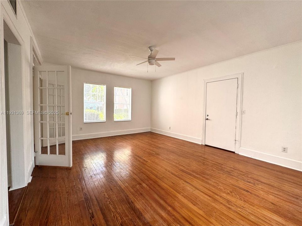 For Rent: $2,300 (1 beds, 1 baths, 700 Square Feet)