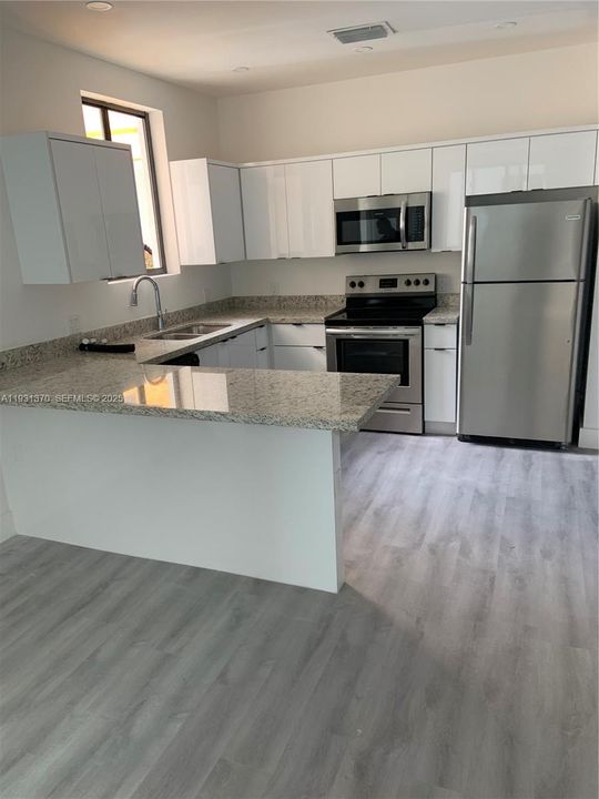 For Rent: $2,500 (2 beds, 2 baths, 865 Square Feet)