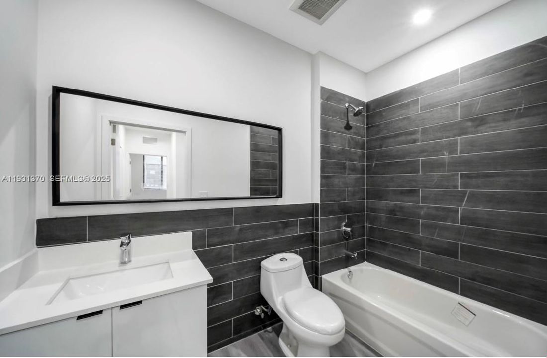 For Rent: $2,500 (2 beds, 2 baths, 865 Square Feet)