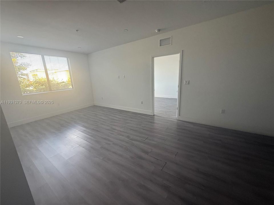 For Rent: $2,500 (2 beds, 2 baths, 865 Square Feet)