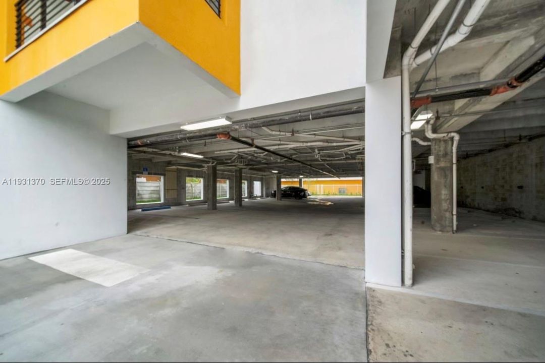 For Rent: $2,500 (2 beds, 2 baths, 865 Square Feet)