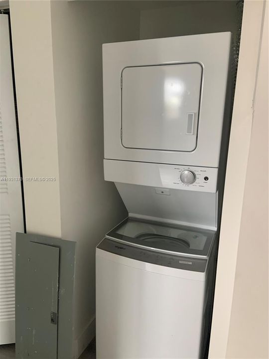 For Rent: $2,500 (2 beds, 2 baths, 865 Square Feet)