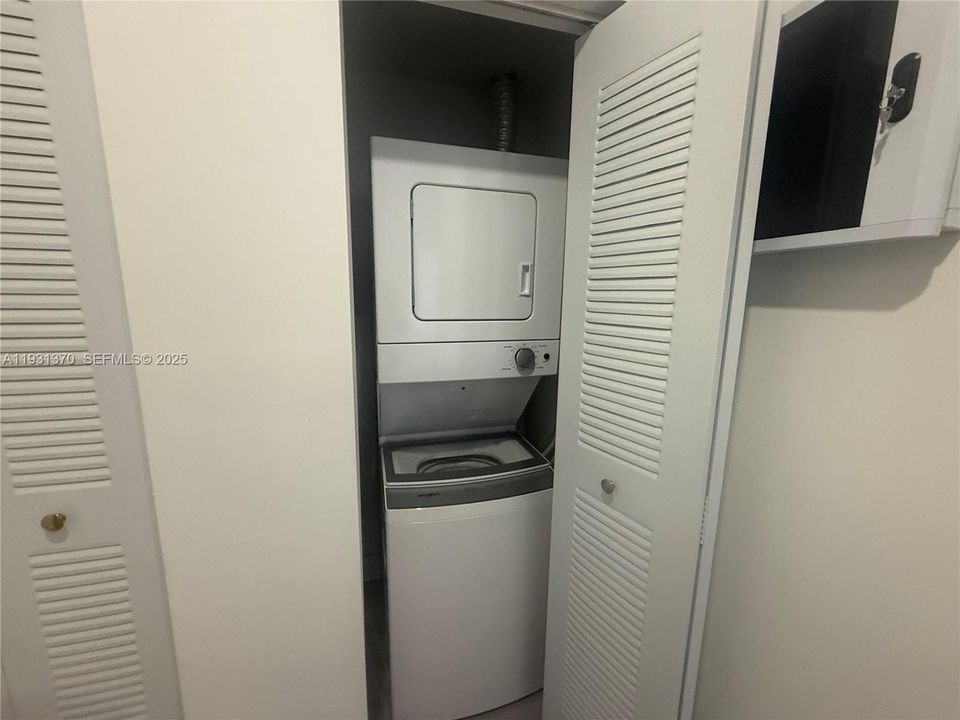 For Rent: $2,500 (2 beds, 2 baths, 865 Square Feet)