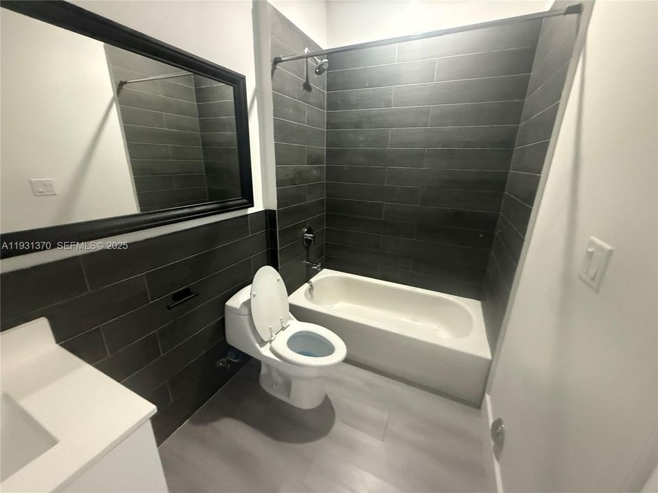 For Rent: $2,500 (2 beds, 2 baths, 865 Square Feet)