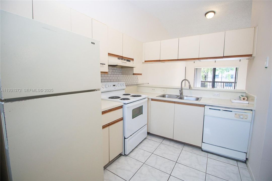 For Rent: $2,000 (2 beds, 2 baths, 986 Square Feet)