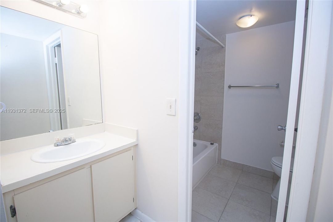 For Rent: $2,000 (2 beds, 2 baths, 986 Square Feet)