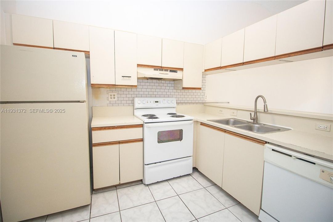 For Rent: $2,000 (2 beds, 2 baths, 986 Square Feet)