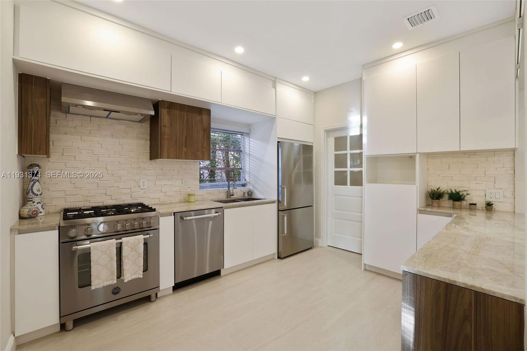 For Sale: $2,400,000 (4 beds, 4 baths, 1908 Square Feet)